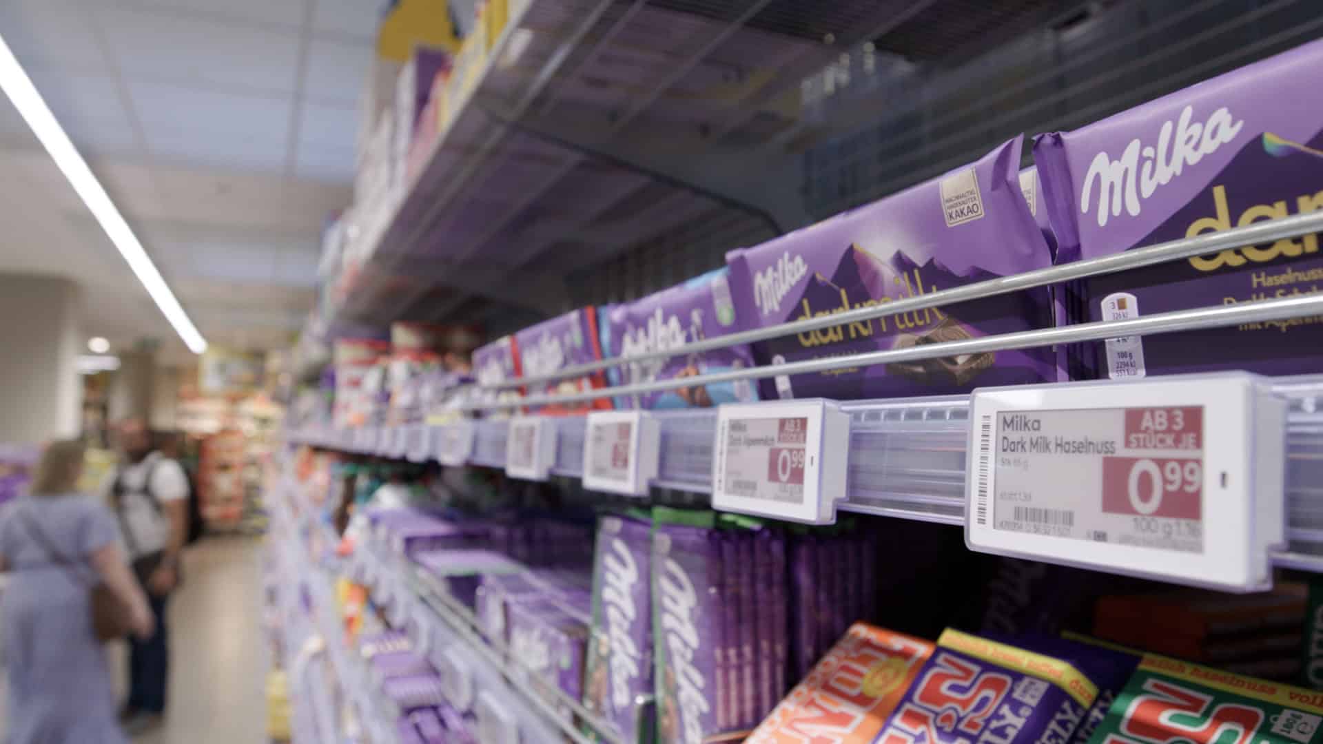 Elektronické cenovky (ESL) pri čokoládach v supermarkete – príklad automatizácie v maloobchode