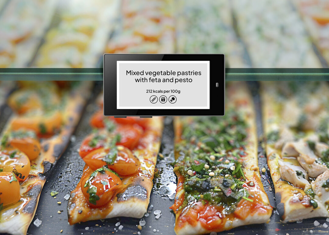 Digitálna cenovka pri bufetovom pulte s pizzou – moderné riešenie pre Horeca segment